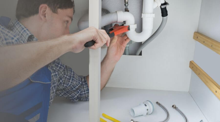 Expert burst pipe repair services in La Harpe, KS